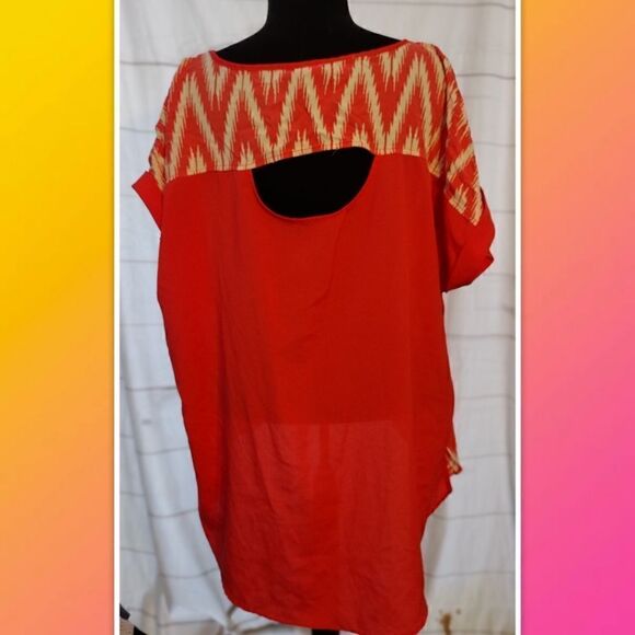 Eyeshadow short sleeve coral and white abstract top, longer in the back size 3X - Picture 3 of 4